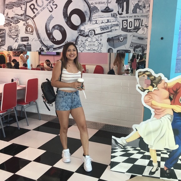 Meet your Posher, Leilany - Picture 2 of 4